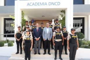 Presidente Abinader dispone un aumento salarial de hasta 160% para los miembros de la DNCD