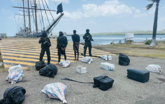 Atrapan dominicano y venezolano en  lancha en costas de Baní con 400 paquetes de drogas