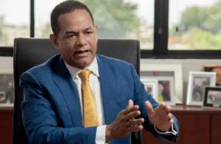 Abinader designa a Julio César Valentín como superintendente de Seguros
