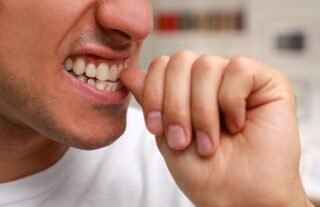 ¡Insólitos! Hombre muerde su perro, otro a un policía, cliente exige a punta de pistola despacharlo rápido y mujer cae de 10 pisos y sobrevive