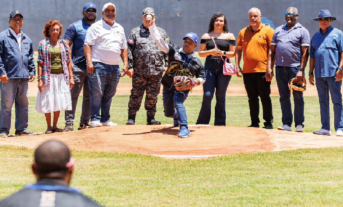Héctor Acosta “El Torito” lanza primera bola en partido Mineros-Atléticos estadio Bebecito del Villar de Bonao