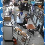 ¡Insólito! Hombre intenta asaltar panadería en Queens armado de un fusil AK-47