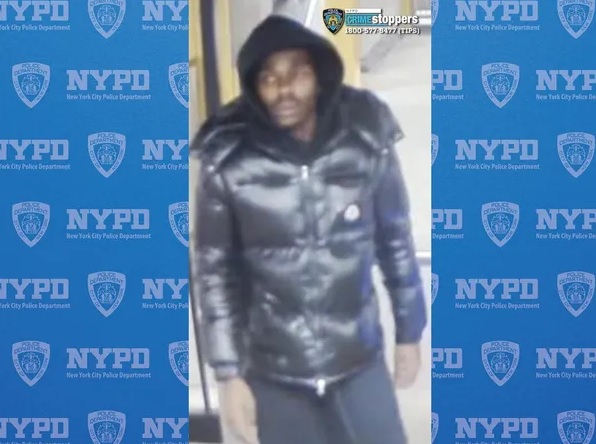 ¡Insólito! Se sienta junto a pasajero tren N en Brooklyn y sentado lo atraca a punta de pistola