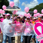 Alcaldesa Wendy Cepeda encabeza marcha de concientización sobre prevención cáncer de mama