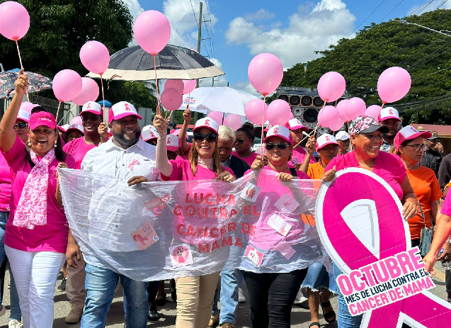 Alcaldesa Wendy Cepeda encabeza marcha de concientización sobre prevención cáncer de mama