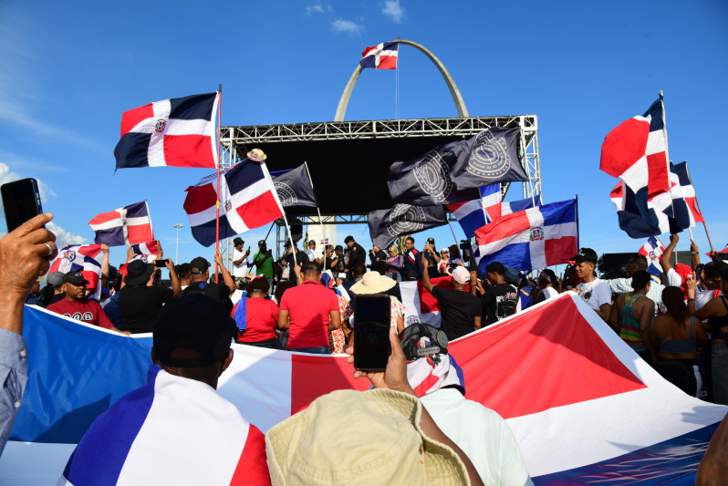 A pesar restricción de Faride, miles exigen en Plaza Bandera control migratorio efectivo