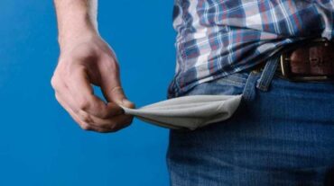 Revelan inseguridad financiera generalizada entre estadounidenses; dominicanos abandonan USA