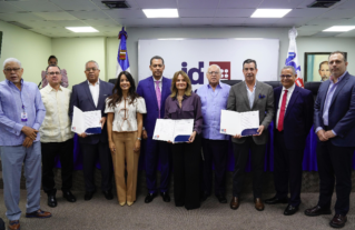 Indotel entrega certificados de licencia a 9 empresas televisivas para realizar trasmisiones digitales
