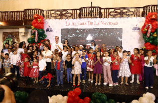 Familia presidencial enciende la Navidad en el Palacio Nacional