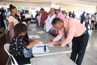 Comisión Presidencial Apoyo Barrial entrega “Bonos Navideños” en DN a través juntas de vecinos