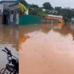 Río San Juan sepultado bajo agua; sus calles parecen lagos que impiden el tránsito de autos y personas