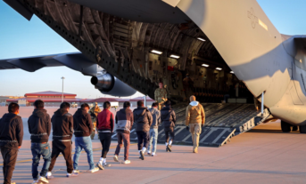 Operación retorno! Sale de Texas vión militar con primeros 80 sin papeles deportados por Trump