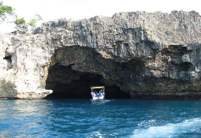 Cueva de las Golondrinas y los Atardeceres Románticos en Río San Juan