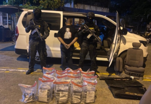DNCD incauta 100 paquetes de cocaína transportaba individuo en un minibús por la San Vicente de Paul