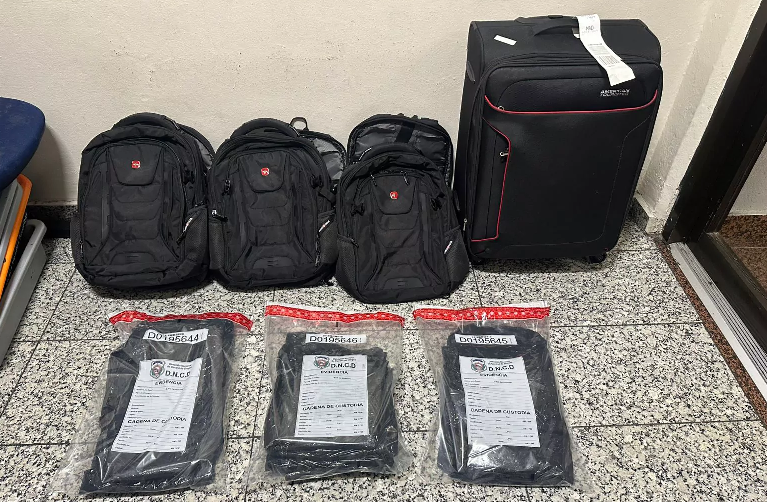 Atrapan en AILA joven de 20 años pretendía volar a España con 11 láminas de cocaína