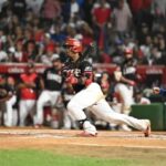 Hit remolcador de dos carreras de Jean Segura le da triunfo a Leones y la serie final se empata 1-1