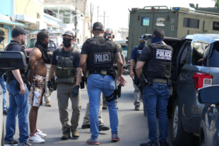 Agentes de Trump penetran al Barrio Obrero en Puerto Rico y arrasan con varios dominicanos indocumentados