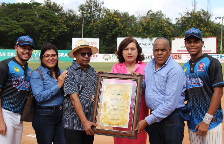 Inauguran en Santiago la XXI versión de la Liga de Softbol de los Sapos