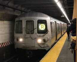 ¡Insólito! Roban tren R en Queens para un paseo
