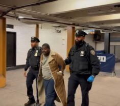Hombre empujó mujer en metro Alto Manhattan acababa salir de prisión; NYPD castigará delitos menores