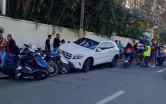 Conductor de yipeta arrolla varias motocicletas durante la celebración del Carnaval Vegano