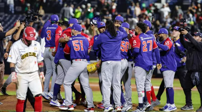 Los Leones de Dominicana vencen en extrainning a Venezuela y pasan a la final en la Serie del Caribe