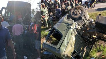 Dos militares muertos y unas 15 personas heridas en choque de varios vehículos en la autopista Duarte