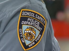 Menos policías escolares en escuelas públicas de NYC; figuran agentes dominicanos