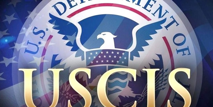 USCIS dice es obligatorio llevar green card; no hacerlo implicaría multas y hasta ir a prisión