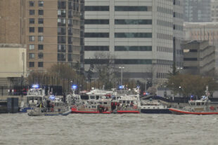 Cae helicóptero en el río Hudson en Nueva York y mueren al menos seis personas