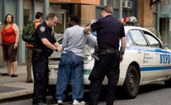 Aumentan paradas a ciudadanos NYC por la policía y liberarán reclusos antes de tiempo; figuran dominicanos