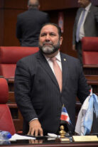 Senador Rogelio Genao llama inepto al ministro de Medio Ambiente por reprochar video en que come cangrejo en veda