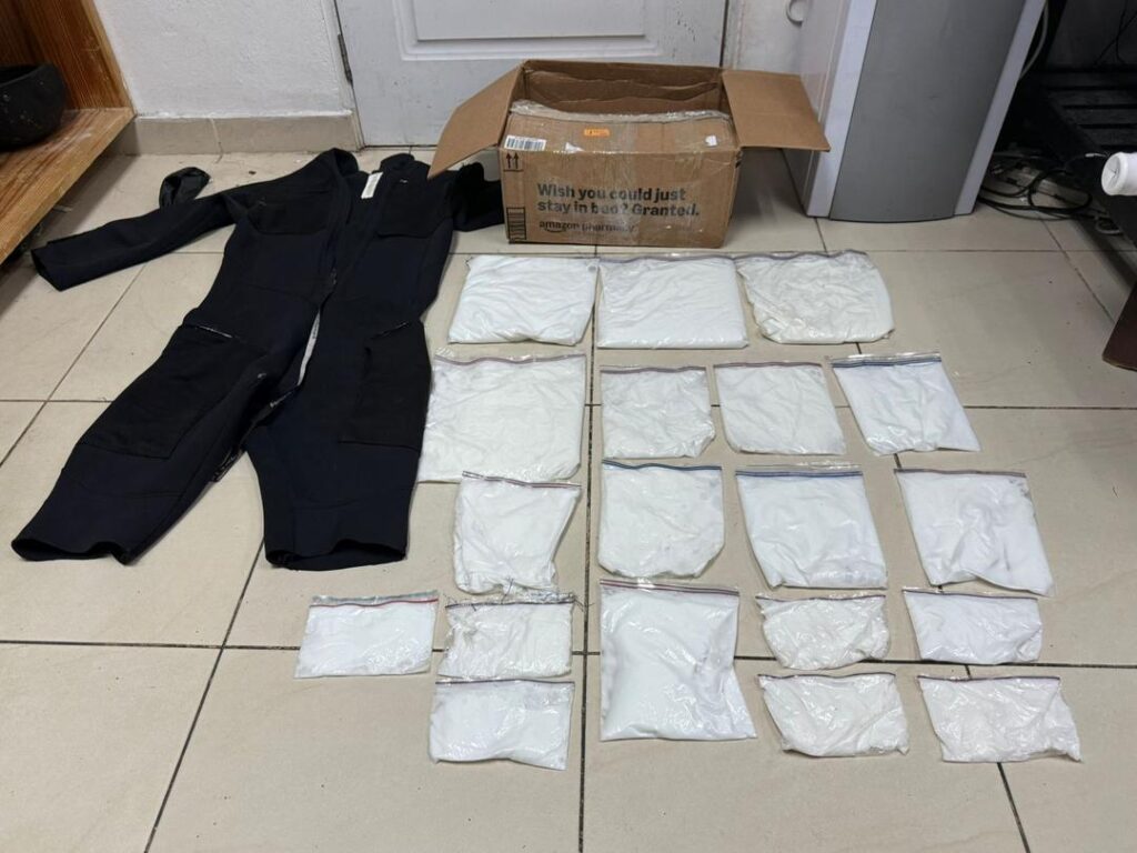 La DNCD incauta en el AILA 19 láminas de cocaína camuflageadas en un traje de buzo