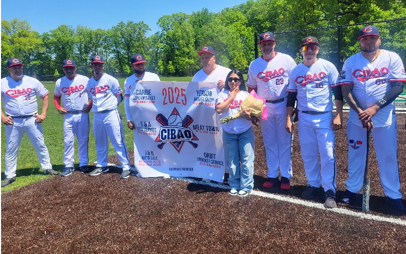  Novena de Softbol Cibao derrota por partida doble al seleccionado Amigos en Newark New Jersey