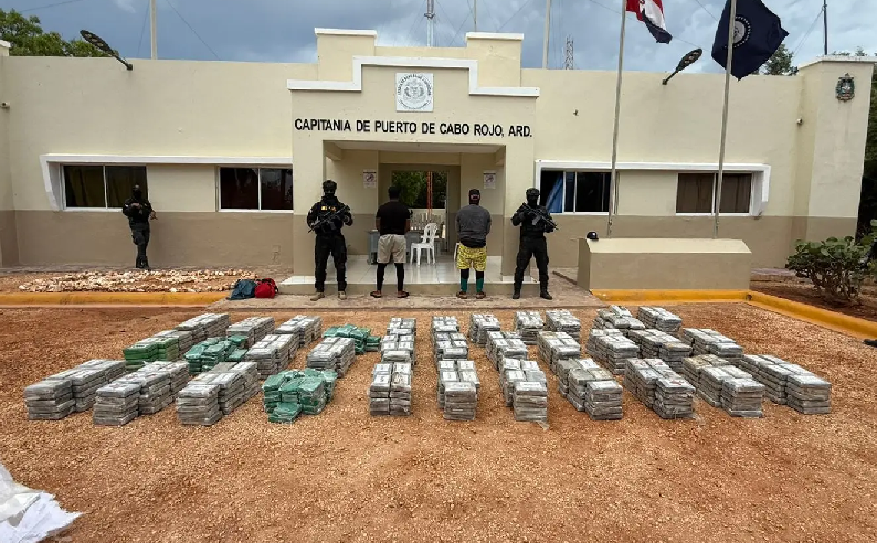 Confiscan otro alijo de 834 paquetes cocaína y marihuana en costas de Pedernales; apresan a dos
