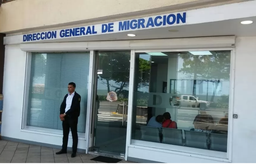Migración sancionará con multas de hasta 30 salarios mínimos a comercios que empleen extranjeros ilegales