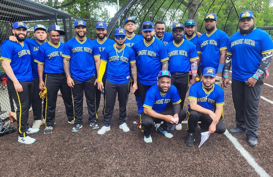 Sangre Nueva Softbol Team de la Liga de Newark NJ gana doble a Los Intocables VIP