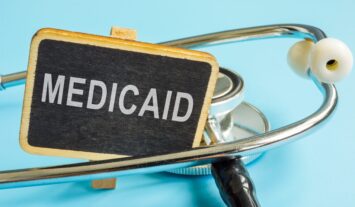 Nuevos requisitos para el Medicaid y al Programa SNAPS; dominicanos se afectarán