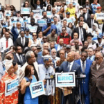 Al grito '4 años más' diferentes etnias, incluidos dominicanos, apoyan a Adams en lanzamiento de su reelección