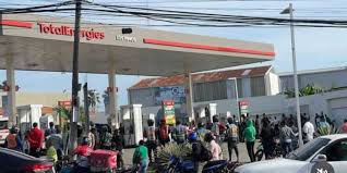Increible pero cierto! Policía y civil se abaten a tiros por un turno para echar combustible en gasolinera en Villa Mella