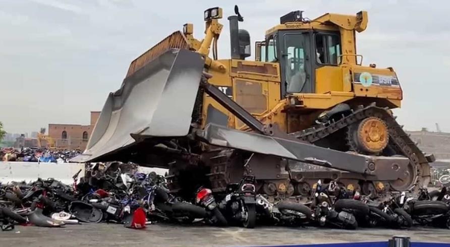 Autoridades NYC destruyen más de 200 ciclomotores ilegales; NYPD dice pandillas aumentan en Harlem