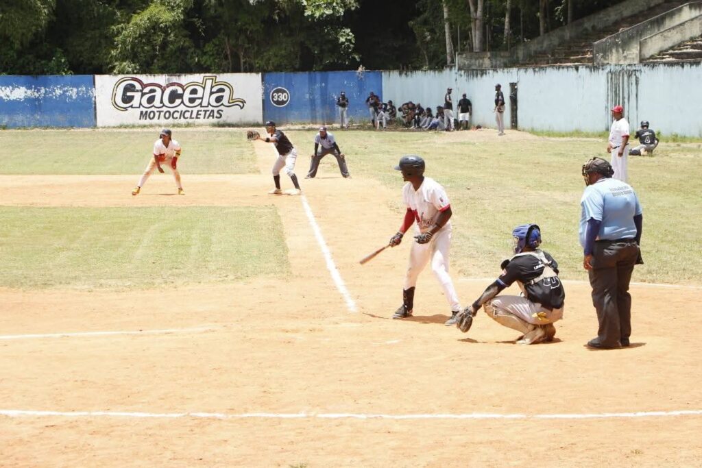 Reales de Santiago se imponen a los Bravos de La Vega en Liga Nacional de Béisbol de Verano