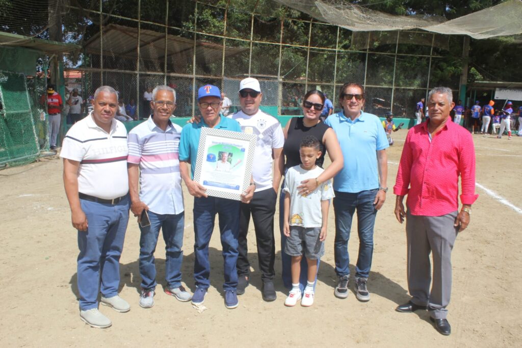 Equipo de béisbol amateur de Tamboril reconoce al deportista Juanito Sánchez 