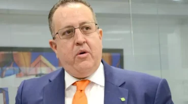 Presidente Abinader quita a Jochy Vicente de Hacienda; designa a Magín J. Díaz