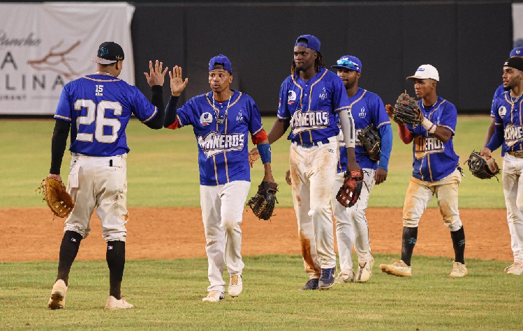 Mineros de Bonao dominan a los Atléticos de Puerto Plata en juego de exhibición; alcalde lanza primera bola