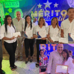 Senador Victoria reconoce estudiantes meritorios de María Trinidad Sánchez; entrega tabletas y laptops