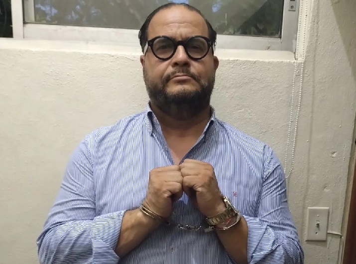 Aquiles Jiménez, apresado con carnet de unidad 'inteligencia de Defensa', placa oficial 'vieja' y un chaleco antibalas
