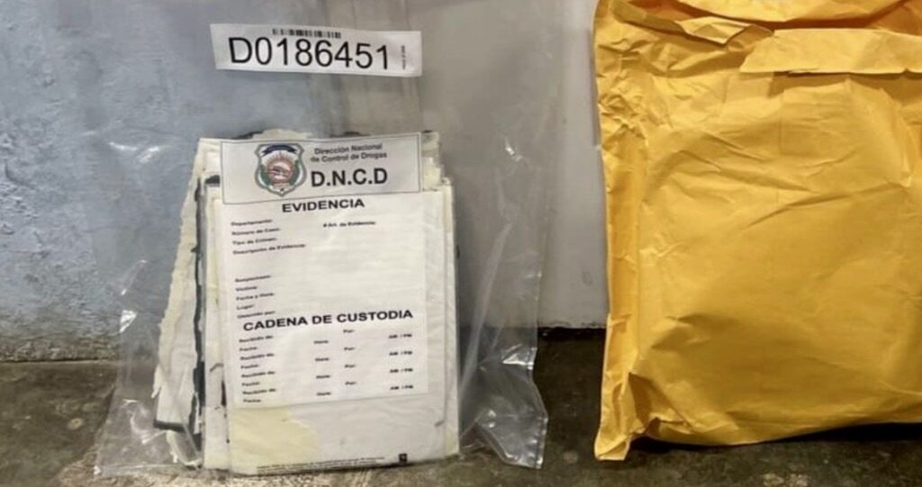 La DNCD ocupa 18 láminas de cocaína camufladas en cuadros de cartón irían a Rotterdam