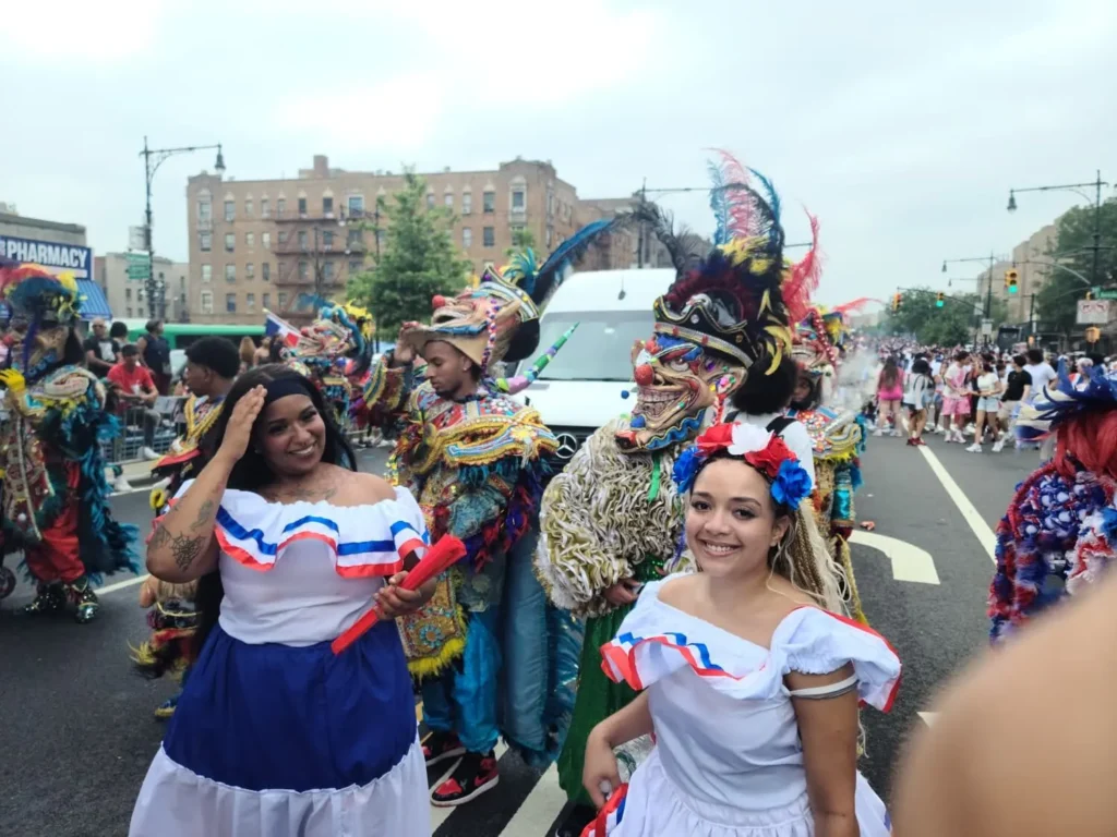 Miles participan en el 36.º aniversario  de la Gran Parada Dominicana del Bronx