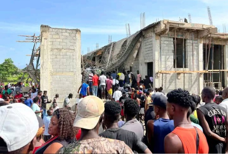 Dos muertos y dos heridos al deplomarse el techo de una vivienda en construcción en Juana Méndez